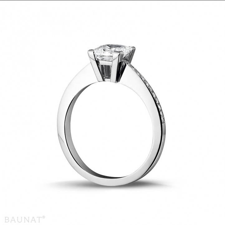 Anello solitario da 1,50 carati in platino con diamante princess e diamanti laterali