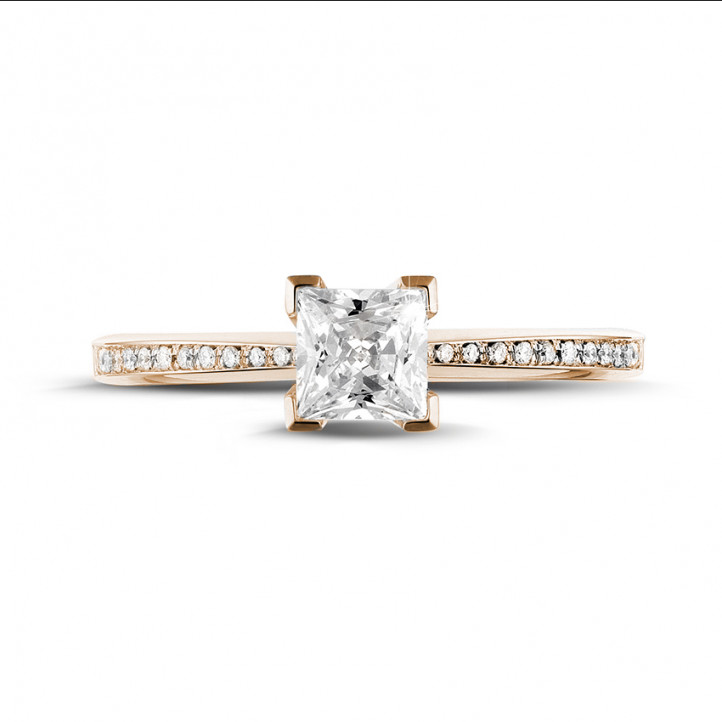Anello solitario da 0,70 carati in oro rosso con diamante princess e diamanti laterali