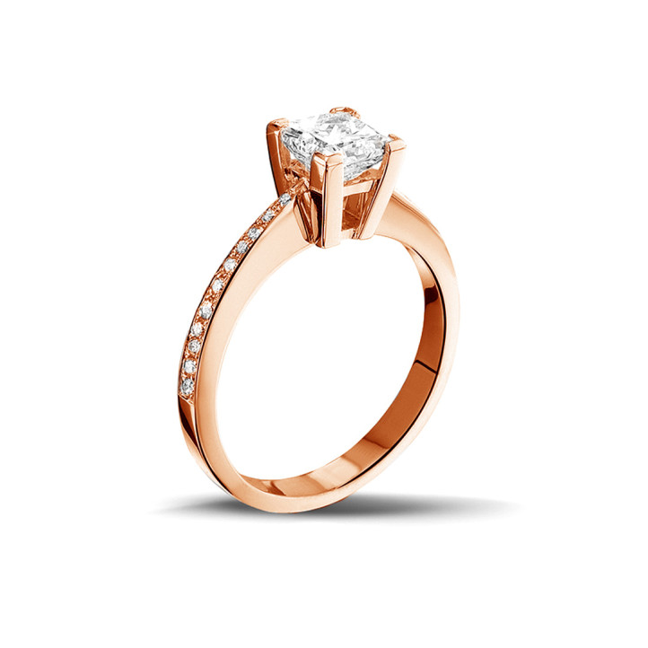 Anello solitario da 1,00 carati in oro rosso con diamante princess e diamanti laterali