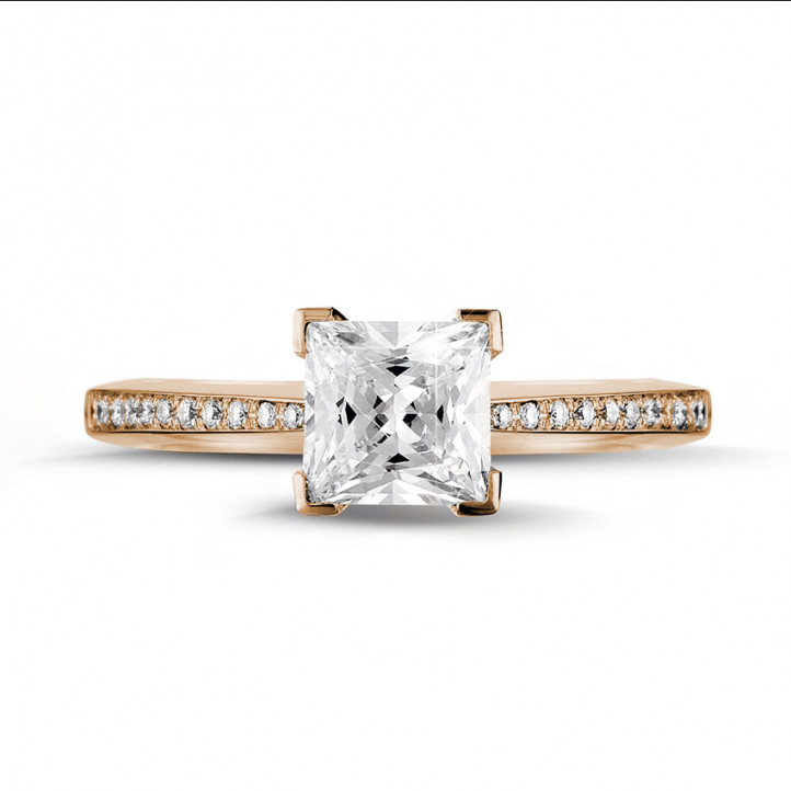 Anello solitario da 1,50 carati in oro rosso con diamante princess e diamanti laterali