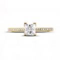 Anello solitario da 0,75 carati in oro giallo con diamante princess e diamanti laterali