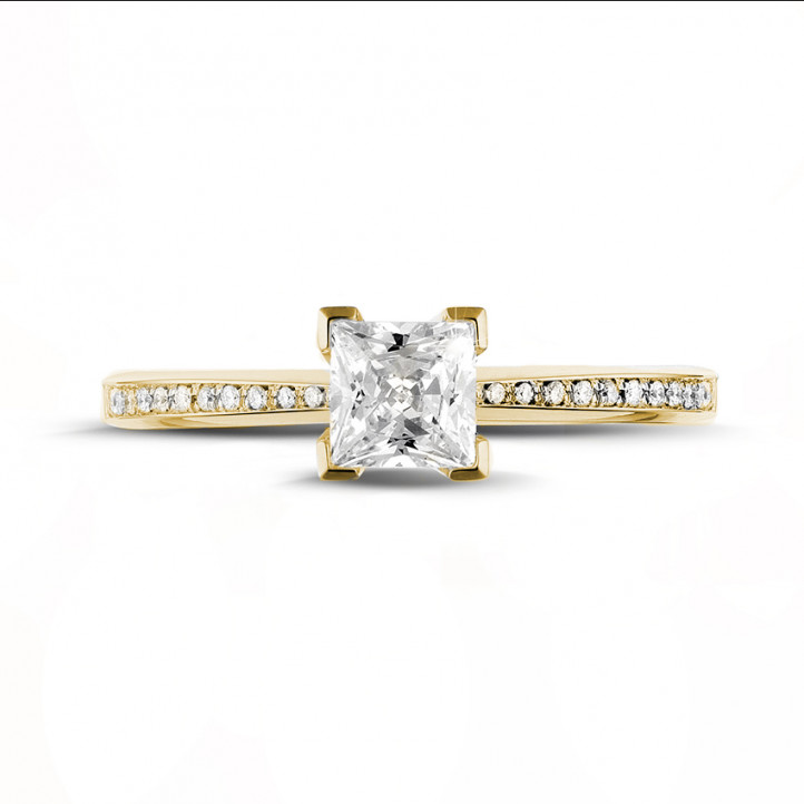 Anello solitario da 0,75 carati in oro giallo con diamante princess e diamanti laterali