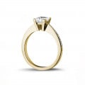 Anello solitario da 1,50 carati in oro giallo con diamante princess e diamanti laterali