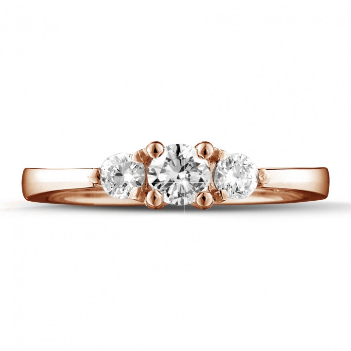Anello trilogy da 0,45 carati in oro rosso con diamanti rotondi
