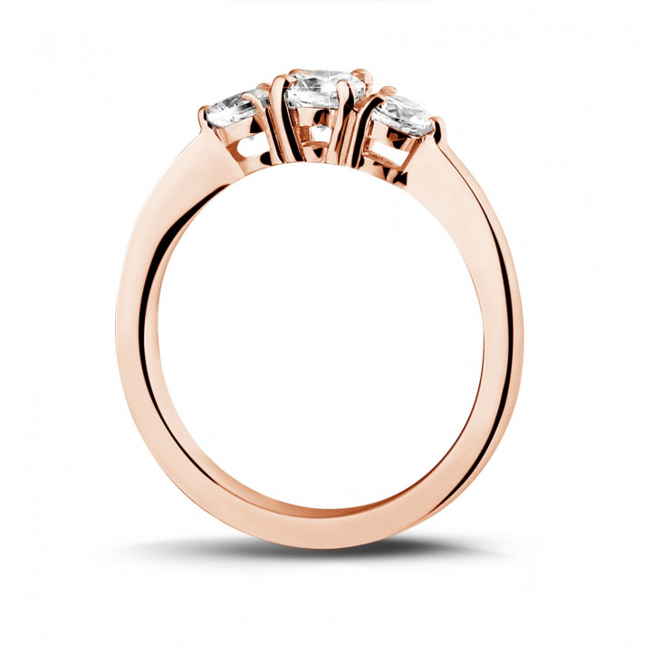 Anello trilogy da 0,67 carati in oro rosso con diamanti rotondi