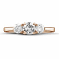 Anello trilogy da 0,95 carati in oro rosso con diamanti rotondi