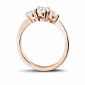 Anello trilogy da 0,95 carati in oro rosso con diamanti rotondi