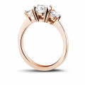 Anello trilogy da 1,50 carati in oro rosso con diamanti rotondi