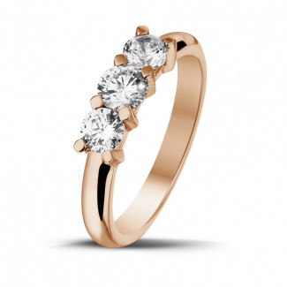 Anello trilogy da 0,75 carati in oro rosso con diamanti rotondi