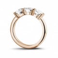 Anello trilogy da 1,50 carati in oro rosso con diamanti rotondi