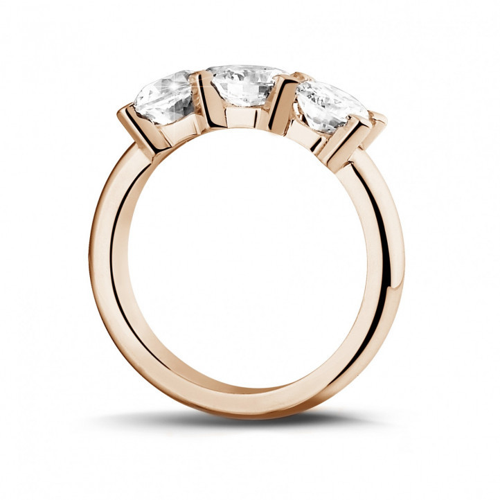 Anello trilogy da 1,50 carati in oro rosso con diamanti rotondi