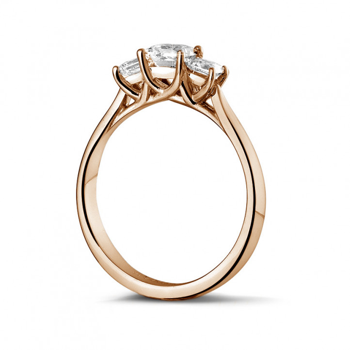 Anello trilogy da 0,70 carati in oro rosso con diamanti princess