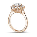 Anello entourage da 1,85 carati in oro rosso con diamante ovale