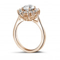 Anello entourage da 1,85 carati in oro rosso con diamante ovale