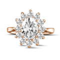 Anello entourage da 2,85 carati in oro rosso con diamante ovale