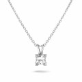 Pendente solitario da 0,70 carati in oro bianco con diamante princess