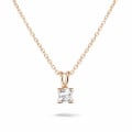 Pendente solitario da 0,50 carati in oro rosso con diamante princess