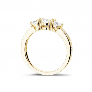 Fidanzamento - Anello trilogy da 1,10 carati in oro giallo con diamanti laterali