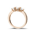 Anello trilogy da 1,10 carati in oro rosso con diamanti laterali