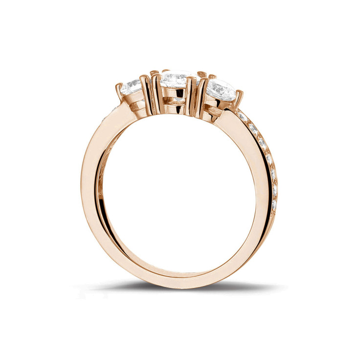 Anello trilogy da 1,10 carati in oro rosso con diamanti laterali