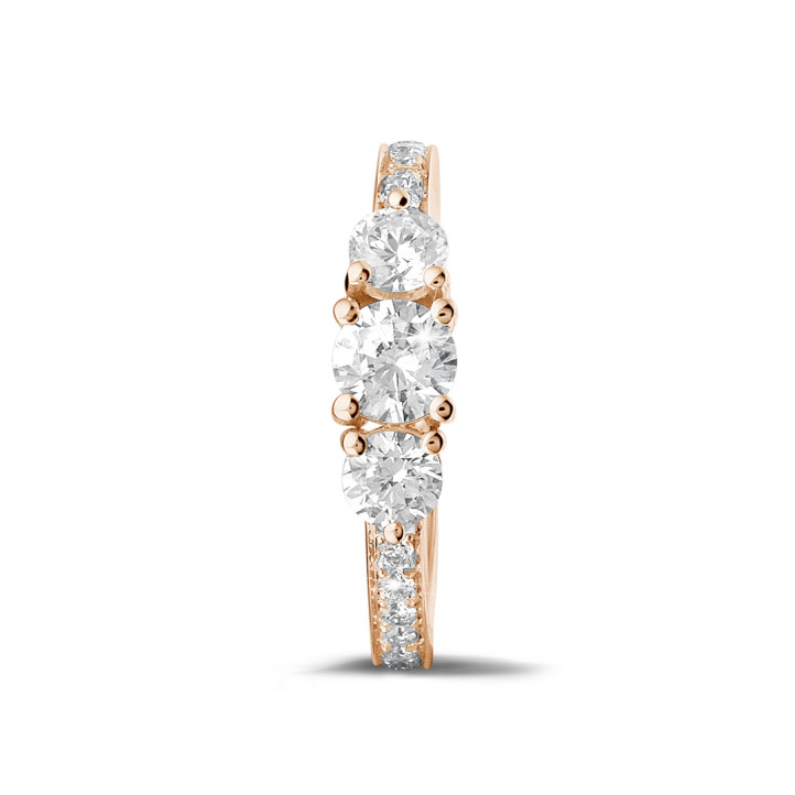 Anello trilogy da 1,10 carati in oro rosso con diamanti laterali