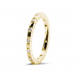 Anello impilabile con diamanti da 0,07 carati in oro giallo
