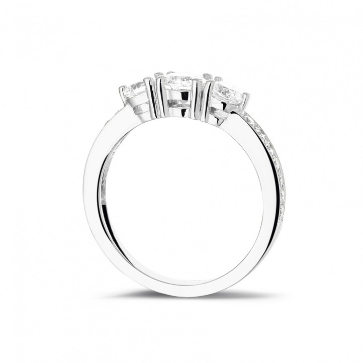 Anello trilogy da 1,10 carati in platino con diamanti laterali
