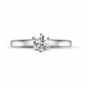 Anello solitario con diamante da 0,30 carati in platino con sei griffe