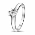 Anello solitario con diamante da 0,50 carati in oro bianco con sei griffe