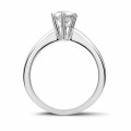 Anello solitario con diamante da 0,70 carati in platino con sei griffe
