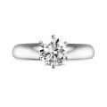 Anello solitario con diamante da 0,90 carati in platino con sei griffe