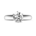 Anello solitario con diamante da 1,25 carati in oro bianco con sei griffe