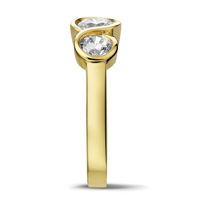 Anello trilogy da 0,95 carati in oro giallo con diamanti rotondi