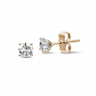 Orecchini classici con diamanti da 1,50 carati in oro rosso con quattro griffe