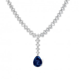 Collana con diamanti sfumati da 21,30 carati in oro bianco con zaffiro a forma di pera