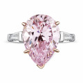 Anello in oro bianco con diamante "fancy pink" a forma di pera e diamanti a taglio tapering.