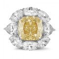 Anello Entourage in oro bianco con diamante cushion "giallo intenso fancy" e diamanti ovali e a goccia.