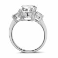 Anello in oro bianco con diamante cushion e diamanti rotondi