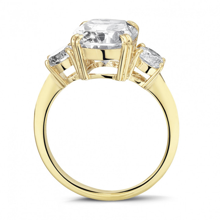 Anello in oro giallo con diamante cushion e diamanti rotondi