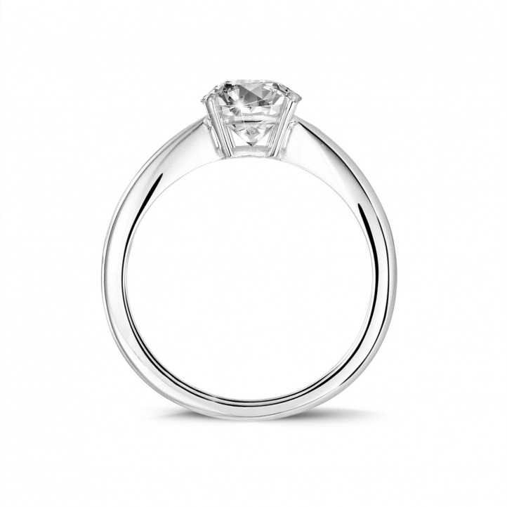 Anello solitario da 1,90 carati in oro bianco con diamante ovale