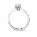 Anello solitario da 0,50 carati in platino con diamante rotondo e quattro griffe