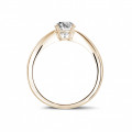 Anello solitario da 0,58 carati in oro rosso con diamante ovale