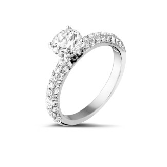 Anello solitario da 0,90 carati (mezzo incastonato) in platino con diamanti laterali