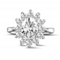 Anello entourage da 2,85 carati in oro bianco con diamante ovale