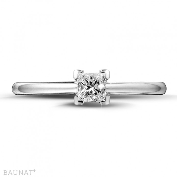 Anello solitario da 0,30 carati in oro bianco con diamante princess