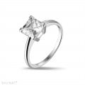 Anello solitario da 2,50 carati in oro bianco con diamante princess