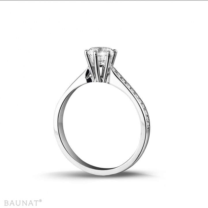 Anello solitario con diamante da 0,50 carati in oro bianco con diamanti laterali