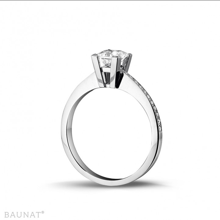 Anello solitario da 0,75 carati in oro bianco con diamante princess e diamanti laterali