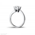 Anello solitario da 2,00 carati in oro bianco con diamante princess e diamanti laterali