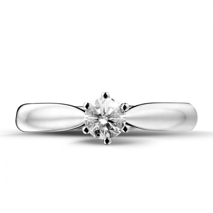 Anello solitario con diamante da 0,30 carati in oro bianco